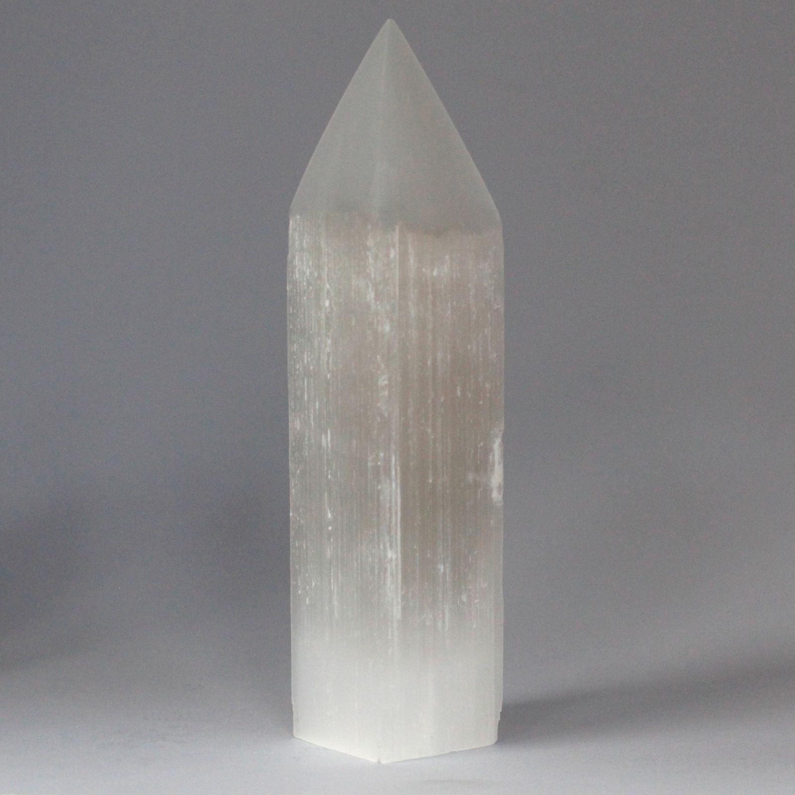 bG9jYWw6Ly9tZWRpYS85Ry84RC82MFIzMEMxRzZNVks4RDlHL2Y3OWE4YjhhLmpwZWc-2.jpg Selenite Pencil Point Tower - 20 cm - Image 1