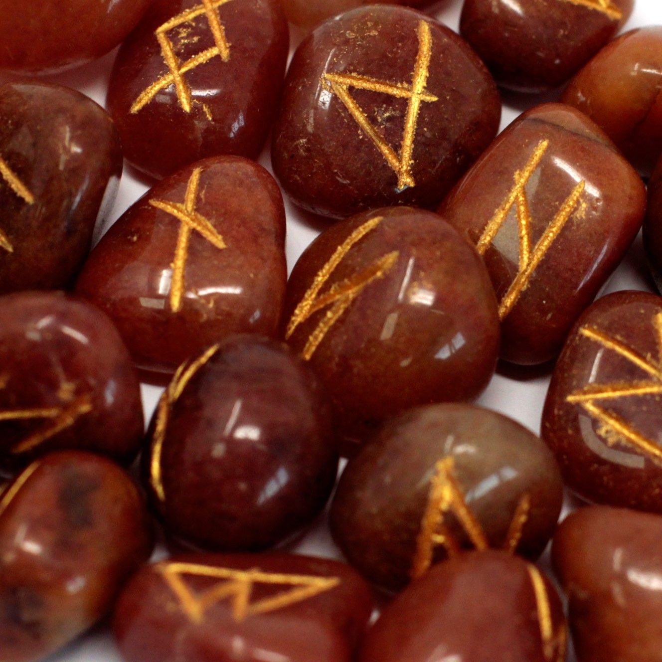 bG9jYWw6Ly9tZWRpYS85Sy9HQy82MFIzMEMxRzZNUzNHQzlLL2NjNjU2MGUzLmpwZWc-3.jpg Runes Stone Set in Pouch- Red Aventurine - Image 1