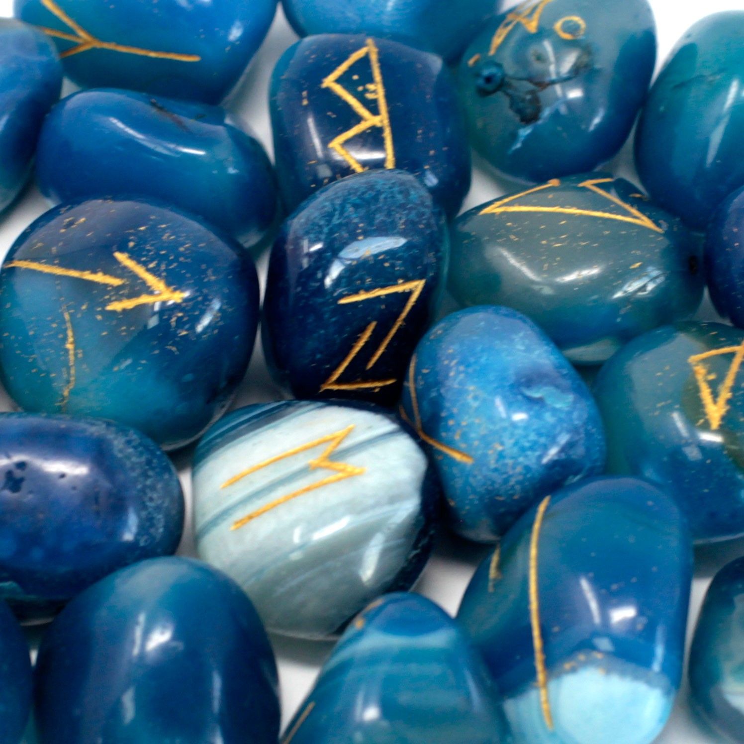 bG9jYWw6Ly9tZWRpYS85US9HQy82MFIzMEMxRzZNUzNHQzlRLzM2YmJmOTAwLmpwZWc-2.jpg Runes Stone Set in Pouch - Blue Onyx - Image 1