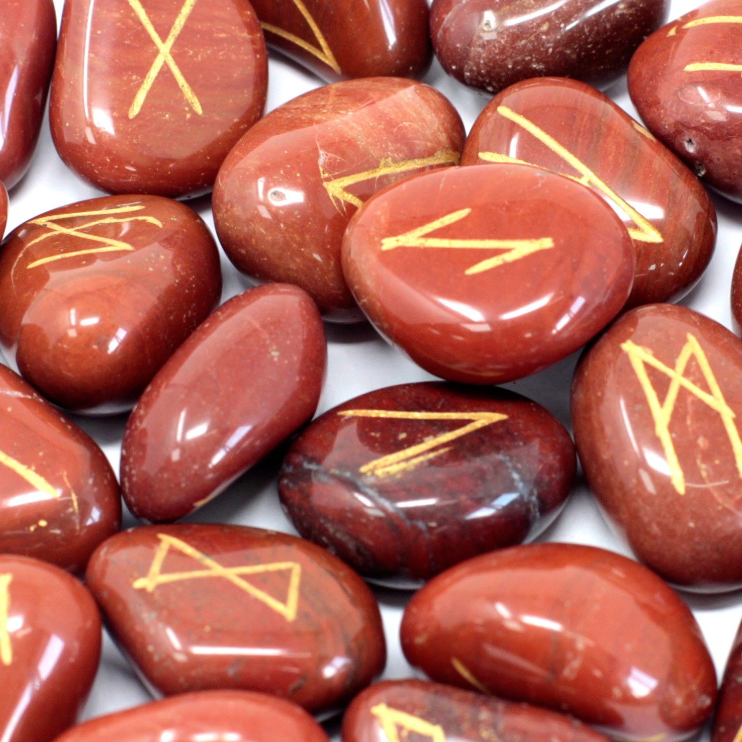 bG9jYWw6Ly9tZWRpYS85Uy9HQy82MFIzMEMxRzZNUzNHQzlTL2JlZTI0YjM2LmpwZWc-2.jpg Runes Stone Set in Pouch - Red Jasper - Image 1