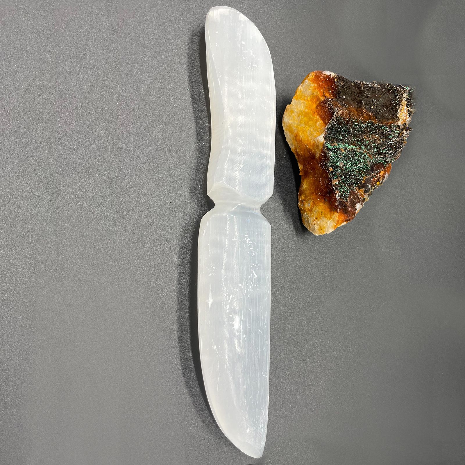 bG9jYWw6Ly9tZWRpYS8xUS9HQy82MFIzMEMxRzZSVEtHQzFRLzRmYjRkZDViLmpwZWc-3.jpg Selenite Ritual Knife - Classic - Image 1