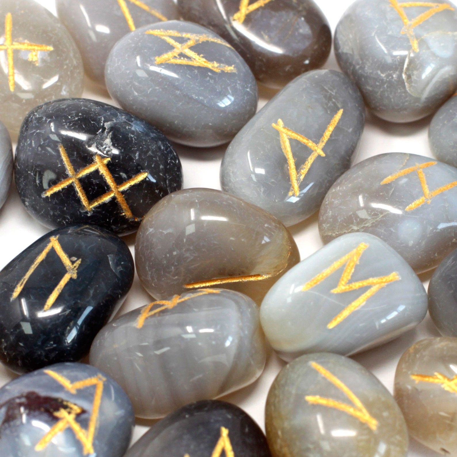 bG9jYWw6Ly9tZWRpYS9ISy9HQy82MFIzMEMxRzZNUzNHQ0hLLzUwMDU0ZTBlLmpwZWc-2.jpg Runes Stone Set in Pouch - Grey Agate - Image 1