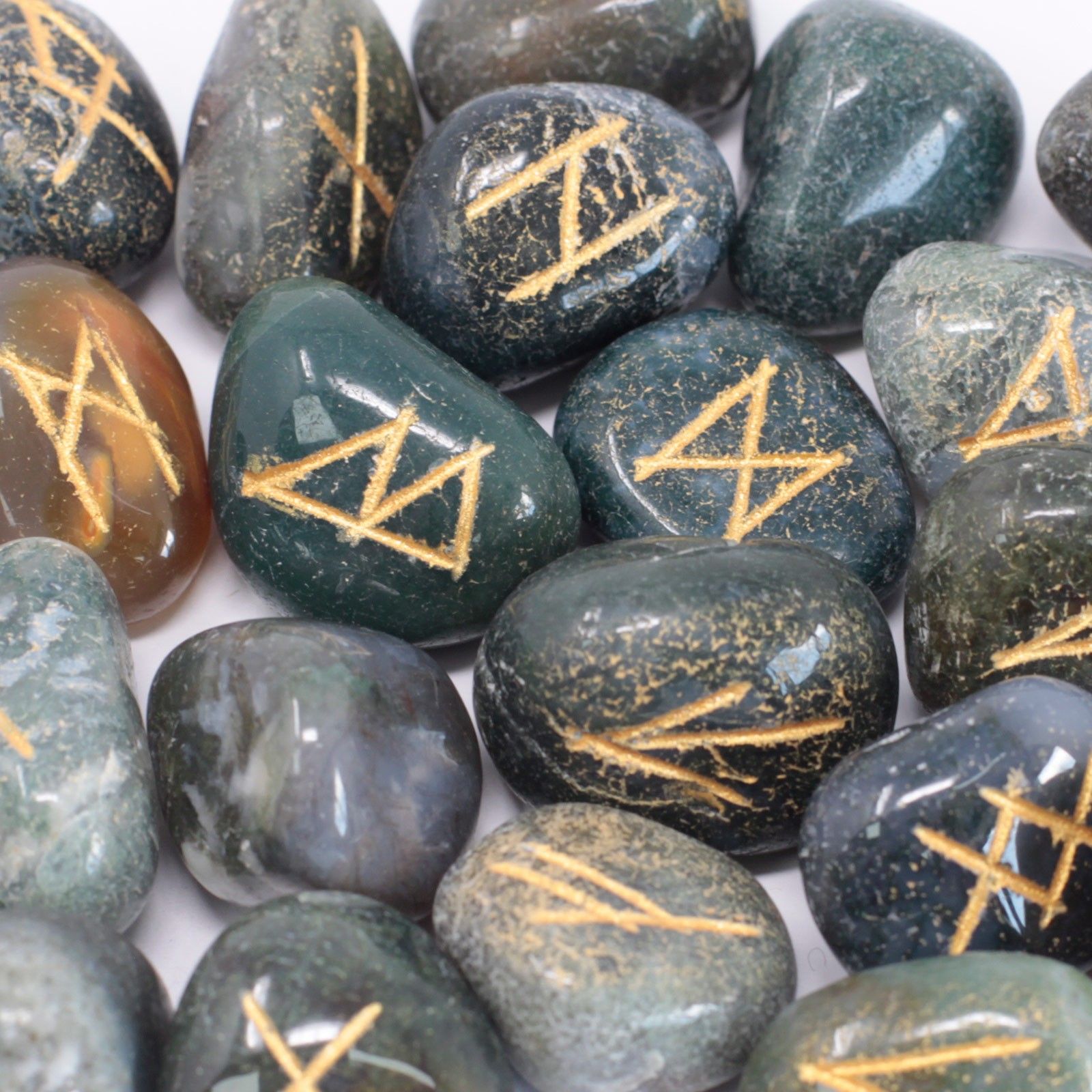 bG9jYWw6Ly9tZWRpYS9IUS9HQy82MFIzMEMxRzZNUzNHQ0hRLzg5MzdjMTlhLmpwZWc-2.jpg Runes Stone Set in Pouch - Moss Agate - Image 1