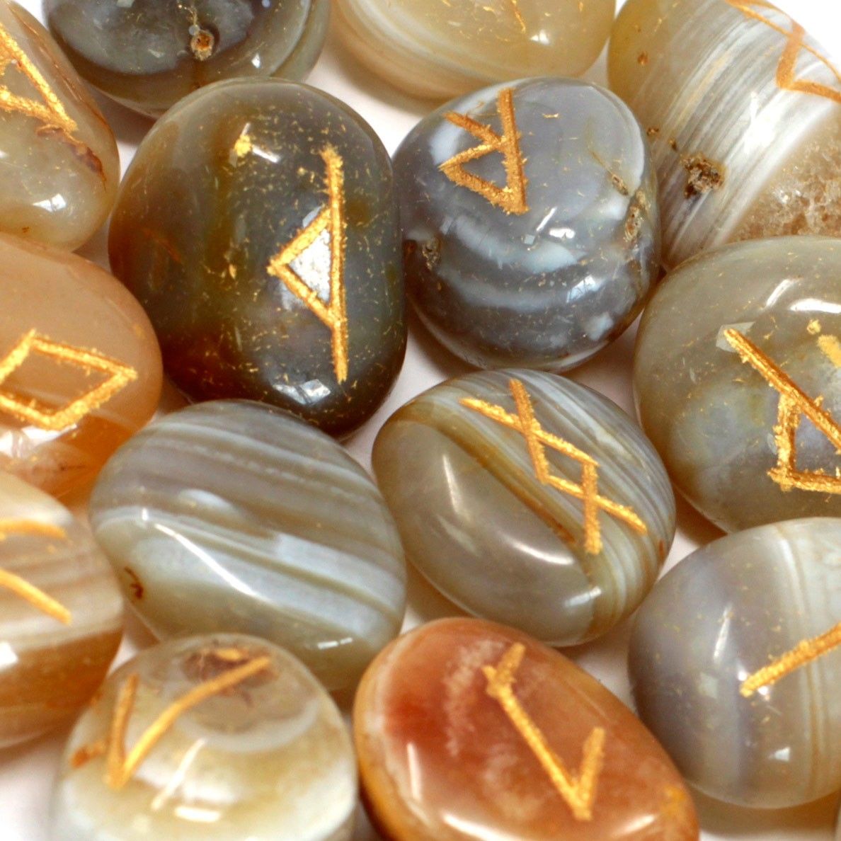 bG9jYWw6Ly9tZWRpYS9TSC9HQy82MFIzMEMxRzZNUzNHQ1NILzBhNjNhMWNjLmpwZWc-1.jpg Runes Stone Set in Pouch - Banded Agate - Image 1