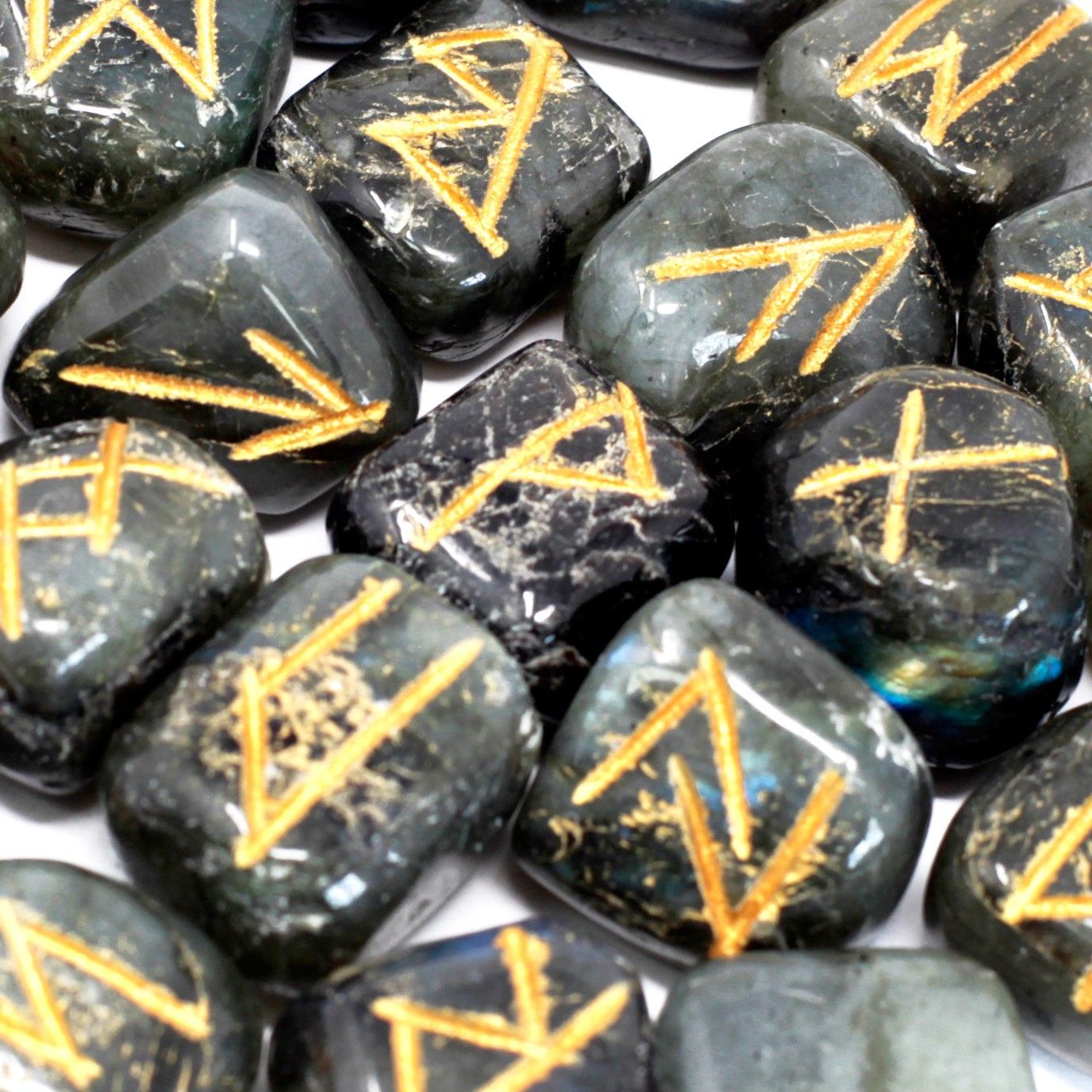 bG9jYWw6Ly9tZWRpYS9TTi9HQy82MFIzMEMxRzZNUzNHQ1NOLzMwYTk3ZDZkLmpwZWc-2.jpg Runes Stone Set in Pouch - Labradorite - Image 1